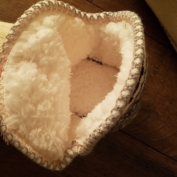 Women's Nordic Tassel Slippers - Picture 6 of 8